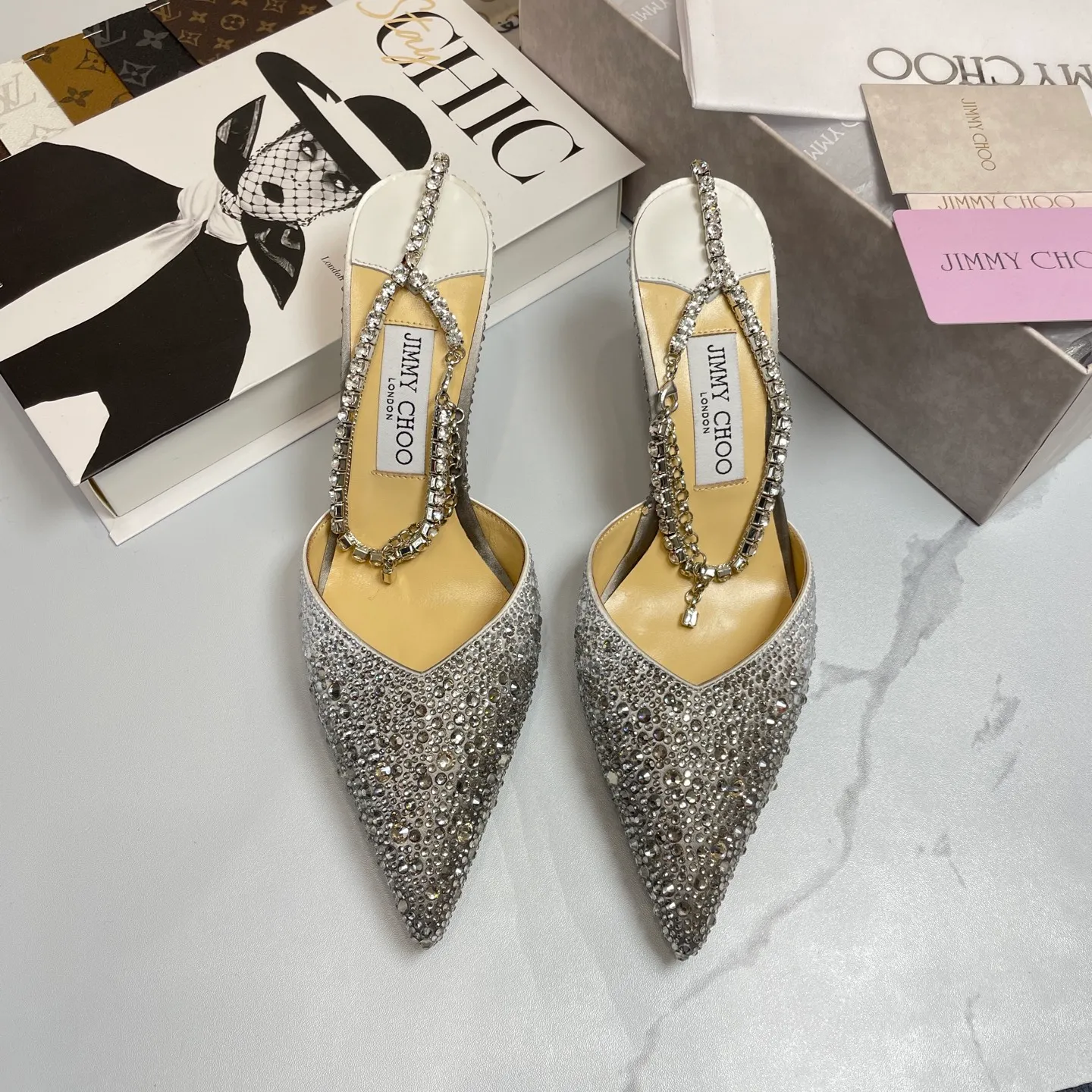 💕💕Factory direct selling price p680💕💕Jimmy Choo/Jimmy Choo classic diamond chain pointed toe crystal high-heeled sandals. Excellent crystal shoes, so beautiful that you can't take your eyes away. The shoe shape is very delicate and not too narrow and long. The internal space is enough to allow your toes to relax enough. The rhinestones outline a charming arc on the instep. It is simply beautiful. It has a 360-degree surrounding fairy atmosphere. Gorgeous without being exaggerated! ! The fabric is made of imported silk, with imported sheepskin lining. Customized A-grade Italian genuine leather sole. Heel height: 6.5 or 8.5. Size: 35-40 (41, 42, 43 customized, non-refundable)